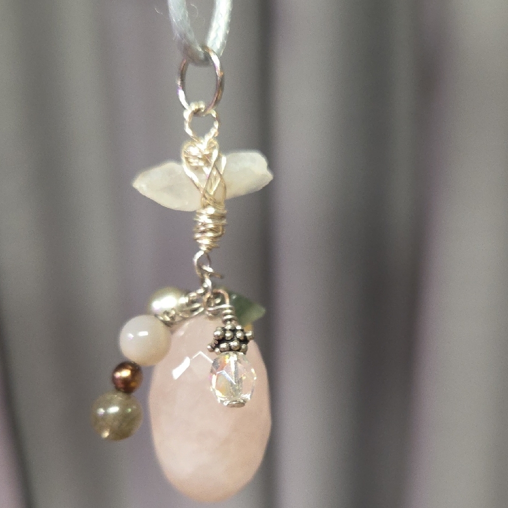 Elegant Pink and Silver Pendant Necklace